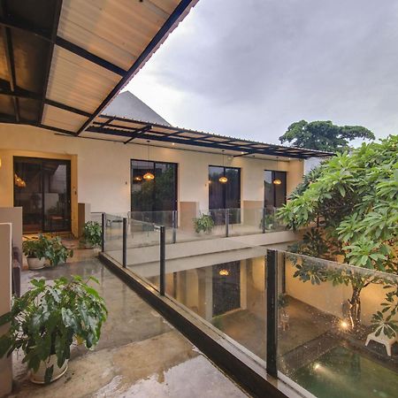 Escotel Casa De Luga Jakarta Bagian luar foto
