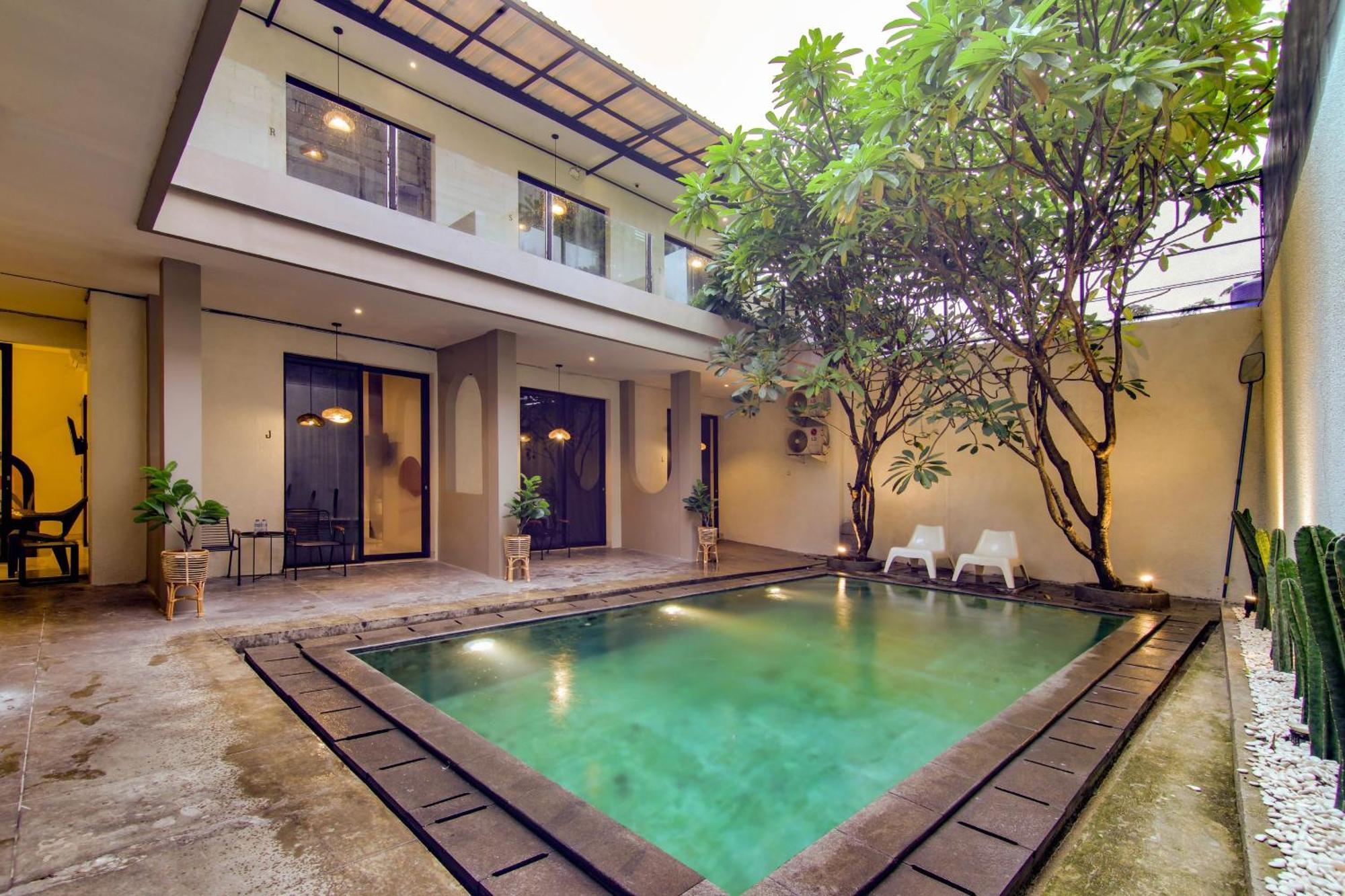 Escotel Casa De Luga Jakarta Bagian luar foto